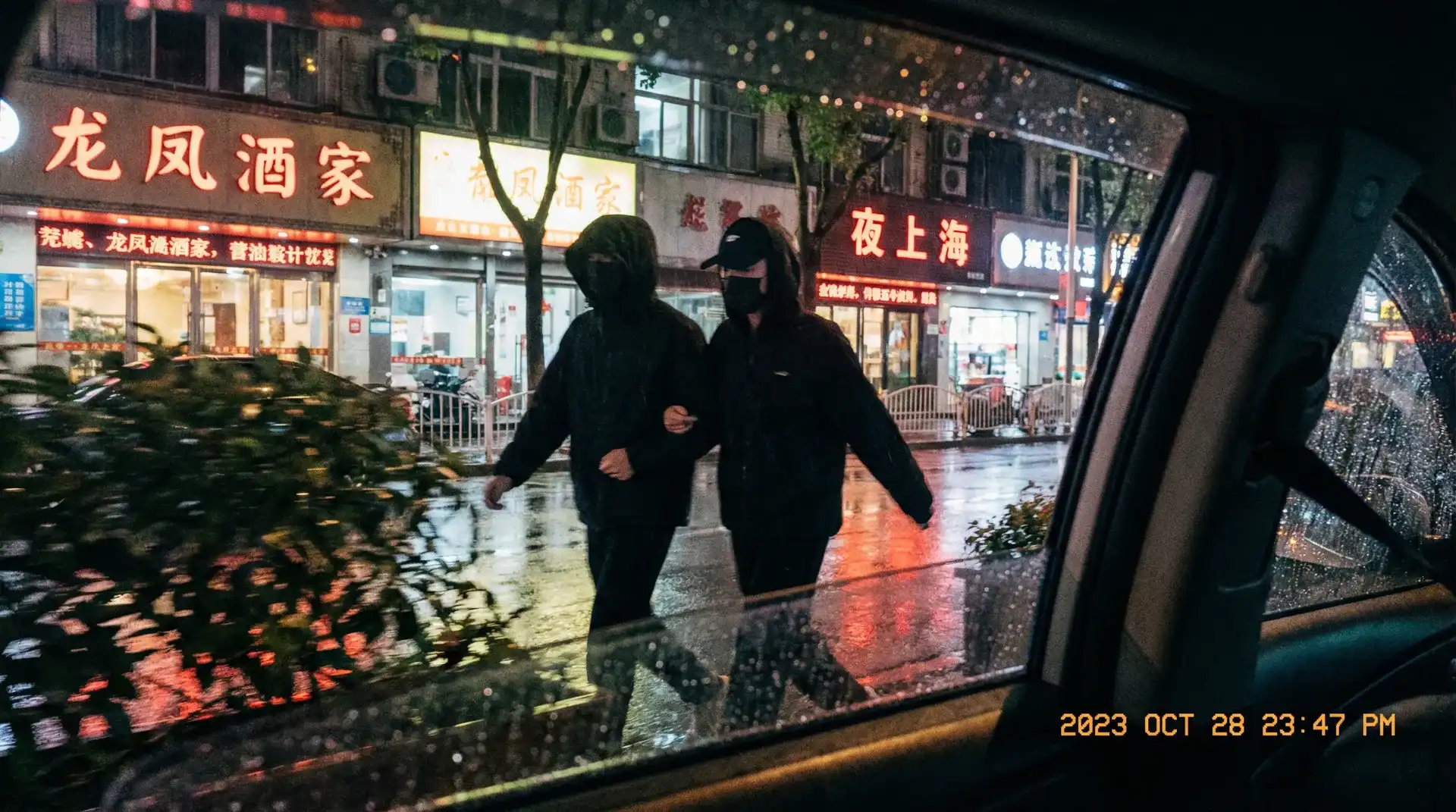 总裁在上漫画免费下拉六漫画 - 顶流明星深夜密会现场抓拍照片